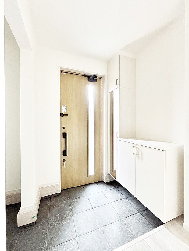 【玄関】ガラススリットの入った玄関ドアが室内に光を届けてくれます