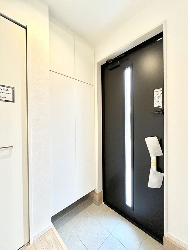 【玄関】明るい玄関はお客様をお出迎えするのにぴったりです!
