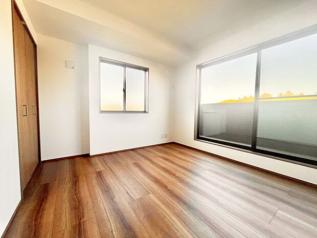 【寝室】明るいバルコニーサイドに洋室を設置。目覚めの良い寝室に。