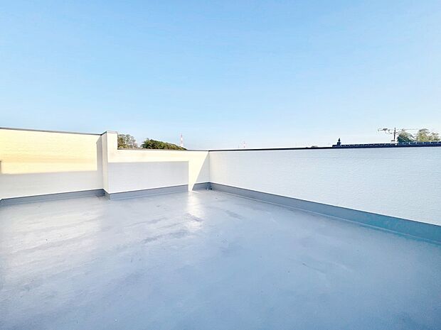 【バルコニー】おうち時間が充実しそう!開放感を感じられるスカイバルコニー。