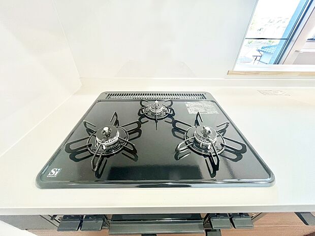 【Siセンサーコンロ】ガスコンロはSiセンサー搭載。火力調節や焦げ付き・消し忘れも防いでくれます。