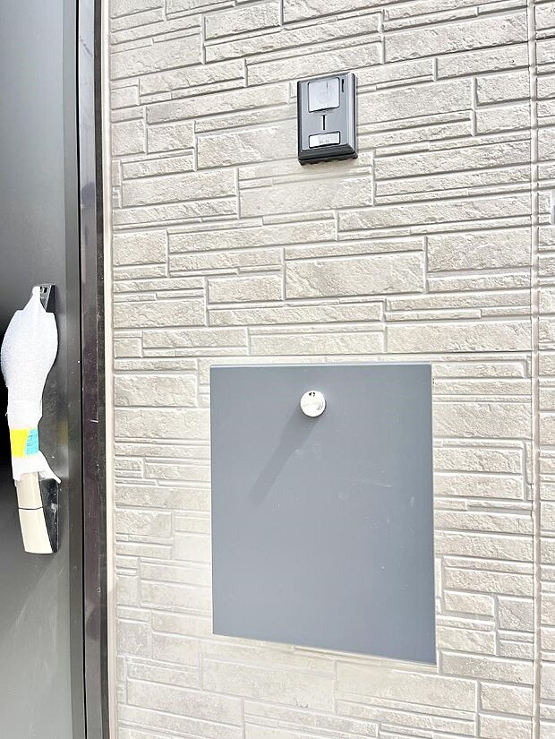【その他現地】シンプルデザインのポスト。