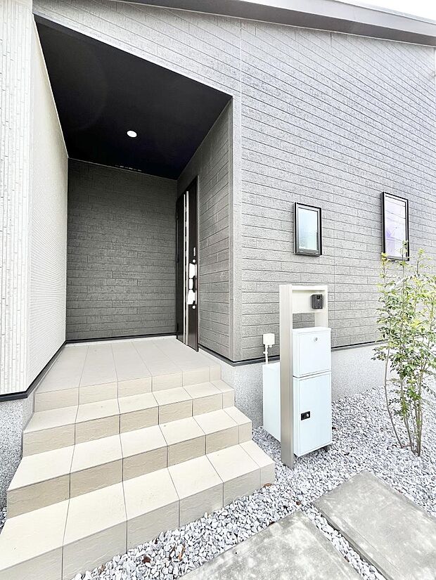 【玄関】玄関前は雨が降っても濡れにくい屋根付き