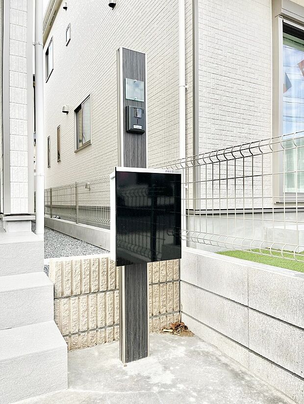 【その他現地】シンプルデザインのポスト。