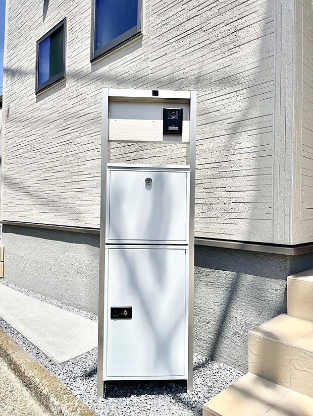 【その他現地】表札・インターホン・ポスト・宅配BOXをひとつに集約。エントランスになじむシンプルデザイン。