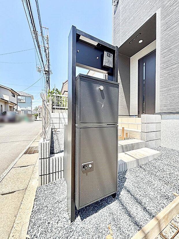 【その他現地】表札・インターホン・ポスト・宅配ＢＯＸをひとつに集約。エントランスになじむシンプルデザイン。