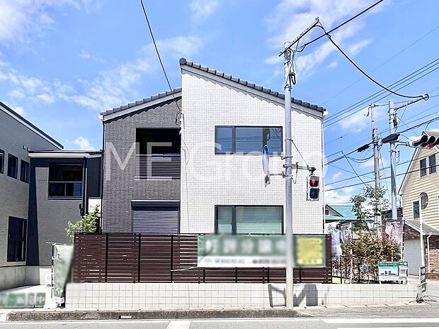 【現地外観写真】洗練された外観、上質な住空間が広がる室内は永く安心して過ごせる住居です。