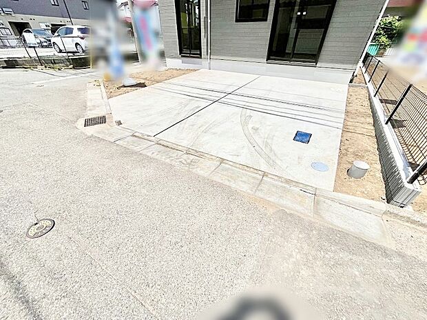【駐車場】2台(車種による)駐車可!ご家族みんなの自転車も置ける広々カースペース。