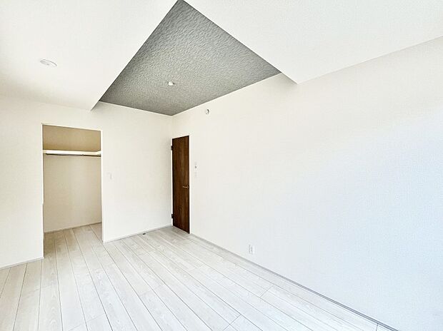 【寝室】ウォークインクローゼットがあるお部屋。季節ごとの入れ替えも不要で便利です！