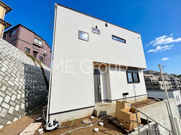 【現地外観写真】洗練された外観、上質な住空間が広がる室内は永く安心して過ごせる住居です。