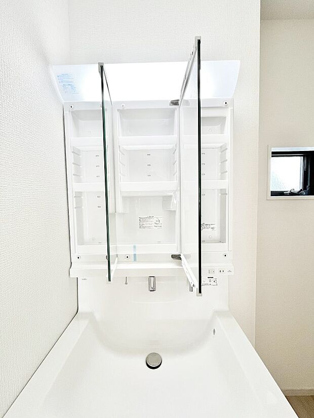 【三面鏡裏収納】三面鏡の裏に、化粧品や衛生用品などを収納可能。洗面台をすっきりと保ちます！