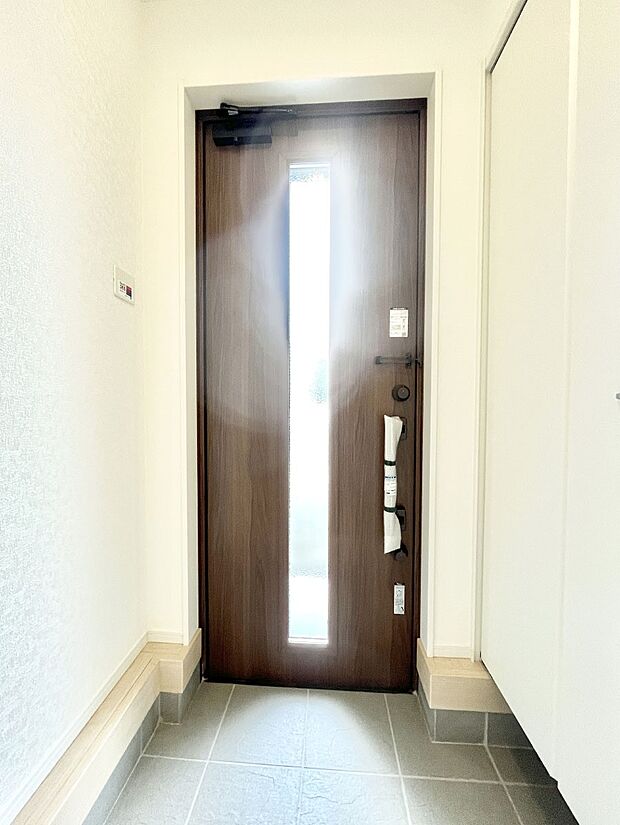 【玄関】明るい玄関はお客様をお出迎えするのにぴったりです！ 