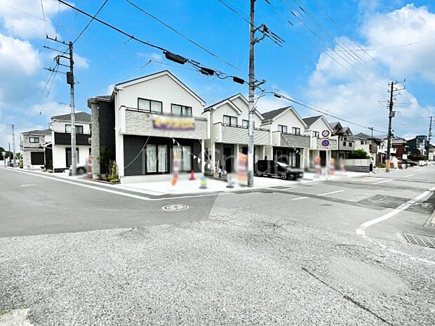 【前面道路含む現地写真】角地なので日当たりも良く、お家が堂々として見えます。