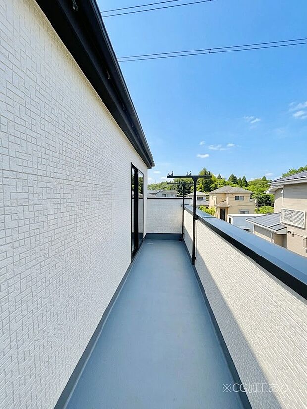 【バルコニー】ゆったりバルコニーだから沢山お洗濯ものを干せます。
