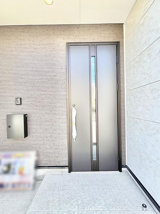 【玄関】玄関前は雨が降っても濡れにくい屋根付き