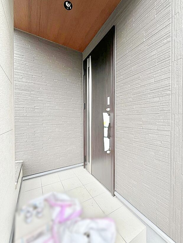 【玄関】玄関前は雨が降っても濡れにくい屋根付き