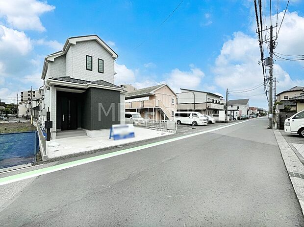 【前面道路含む現地写真】見通しの良さとともに、街並みに開放感を与えてくれます。 