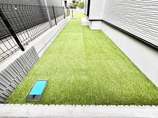 【庭】プランターを並べて季節のお花を楽しめるお庭付き。