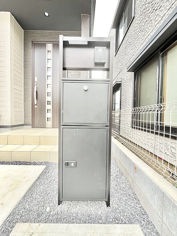 【その他現地】表札・インターホン・ポスト・宅配ＢＯＸをひとつに集約。エントランスになじむシンプルデザイン。