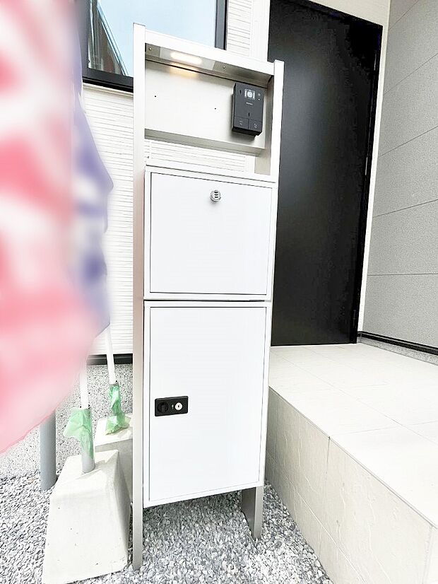 【その他現地】シンプルデザインのポスト。