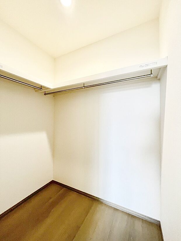 【ウォークインクローゼット】ウォークインクローゼット付きで生活空間を広く利用できます。