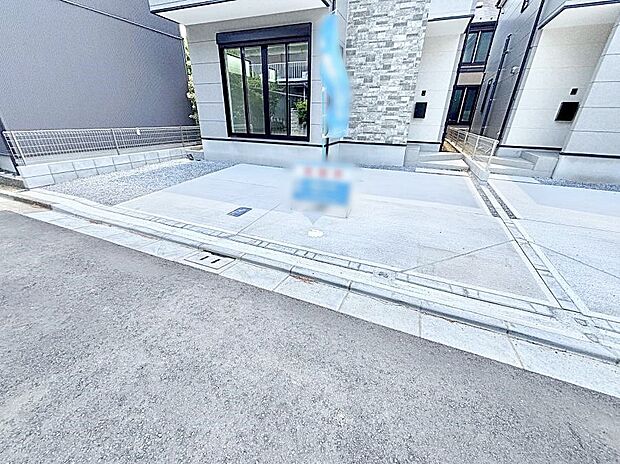 【駐車場】2台(車種による)駐車可!ご家族みんなの自転車も置ける広々カースペース。