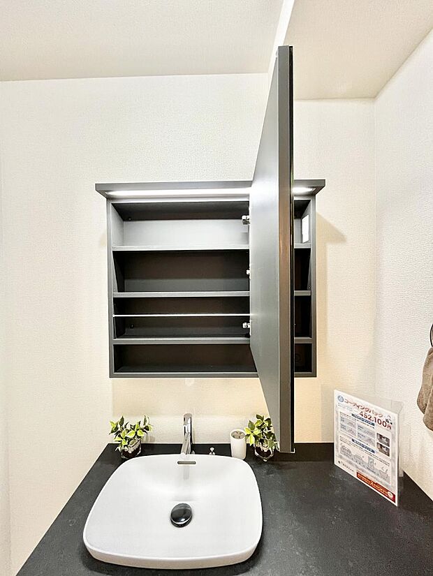 【鏡裏収納】鏡の裏に、化粧品や衛生用品などを収納可能。洗面台をすっきりと保ちます!