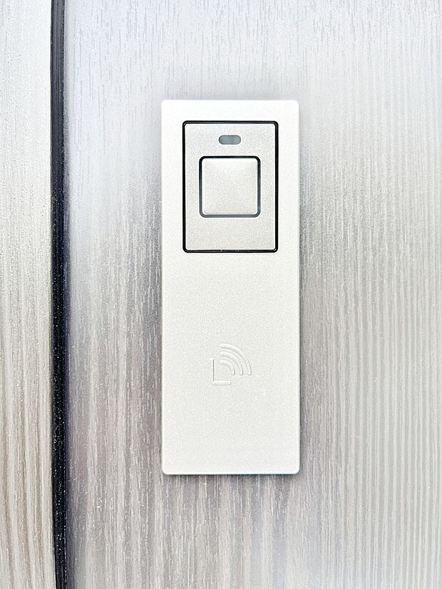 【その他現地】ボタンを押してかざすだけ!玄関ドアは電子キー仕様です。