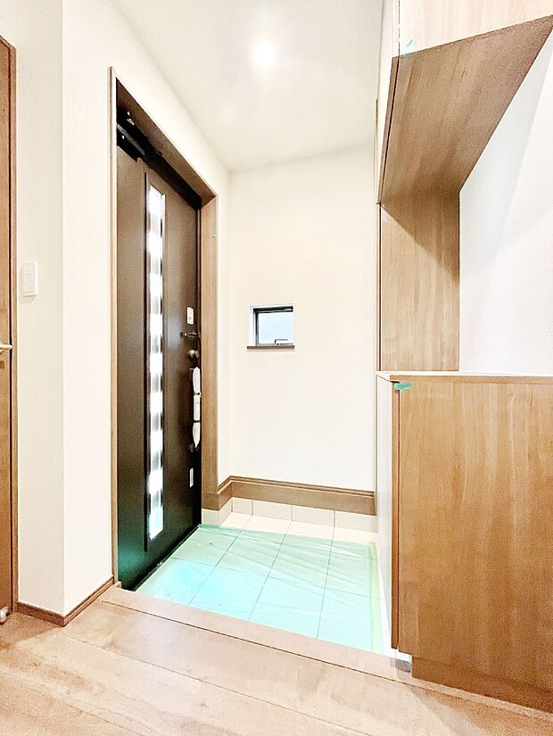 【玄関】ご家族やお客様を気持ちよくお出迎え!明るい陽光が入り込む玄関。