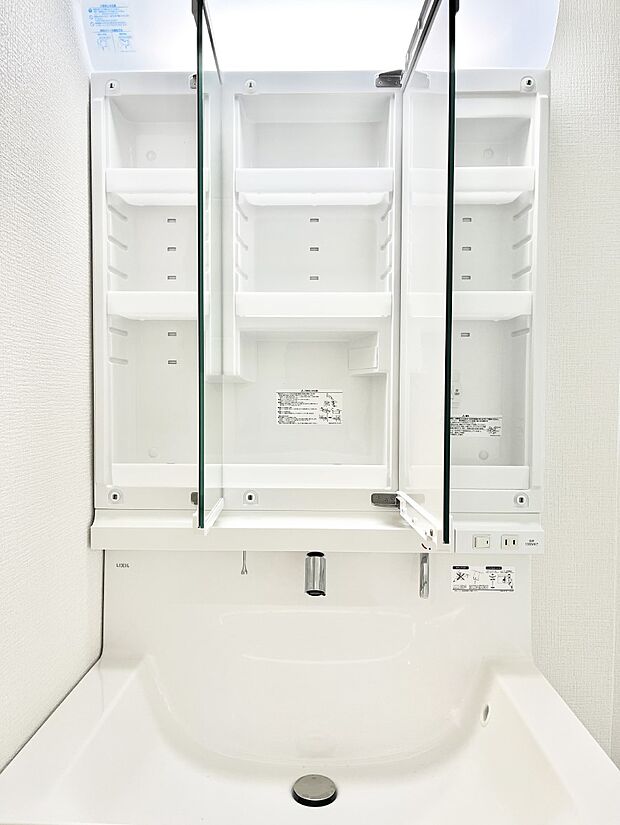 【洗面台・洗面所】三面鏡の裏に、化粧品や衛生用品などを収納可能。洗面台をすっきりと保ちます!