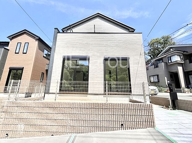 【現地外観写真】暮らしやすさと居心地の良さにこだわったシンプルで飽きのこないデザイン !