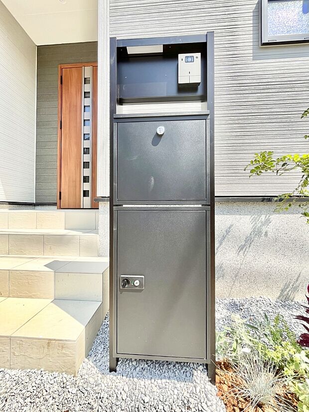 【その他現地】表札・インターホン・ポスト・宅配BOXをひとつに集約。エントランスになじむシンプルデザイン。