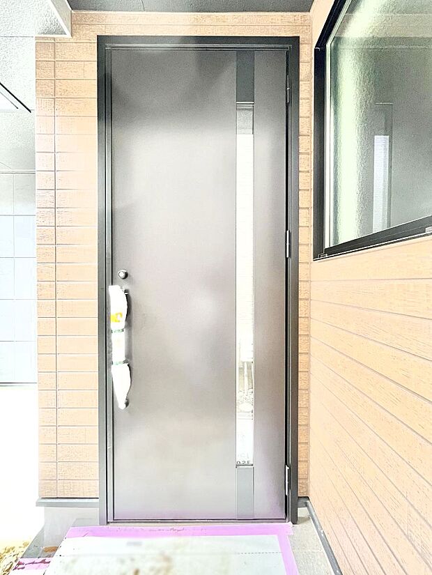 【玄関】住まいの顔を演出する、玄関ドア。