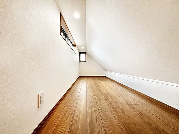 【その他内観】固定階段で上がれる小屋裏収納