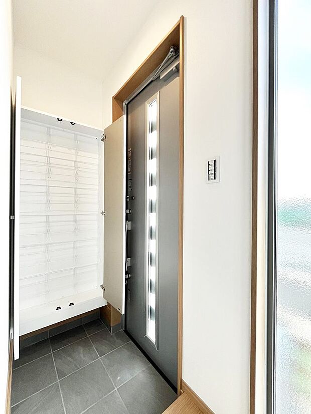 【玄関】収納力ある下駄箱の活用で玄関廻りはいつでもスッキリ