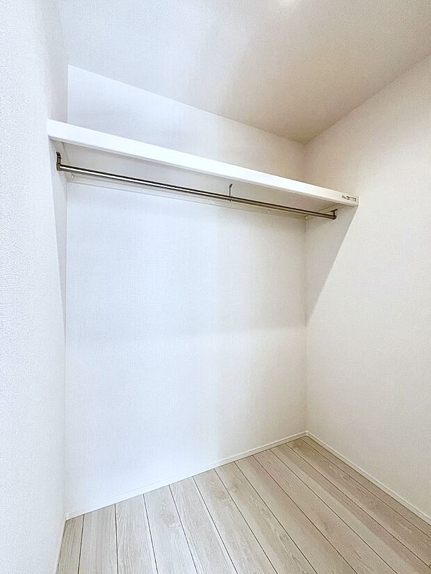 【ウォークインクローゼット】衣類をハンガーに掛けたまま収納できるWIC。衣類の整理整頓がしやすくて便利です!