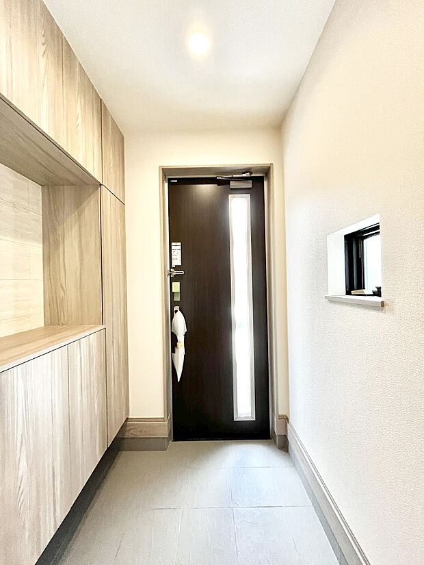 【玄関】家族の帰宅やお客様をあたたかく迎える玄関  