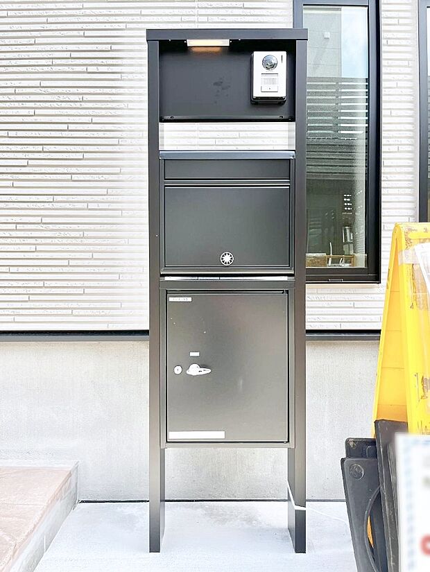 【その他現地】表札・インターホン・ポスト・宅配ＢＯＸをひとつに集約。エントランスになじむシンプルデザイン。