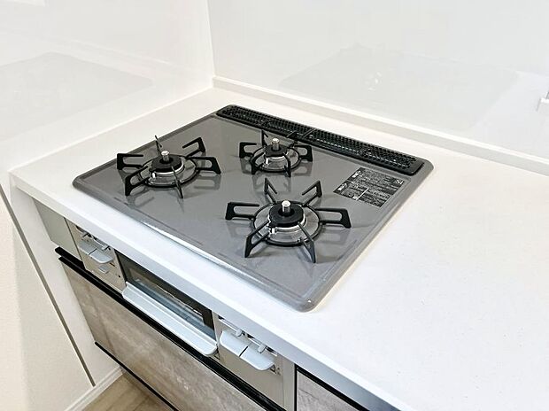 【Siセンサーコンロ】ガスコンロはSiセンサー搭載。火力調節や焦げ付き・消し忘れも防いでくれます。