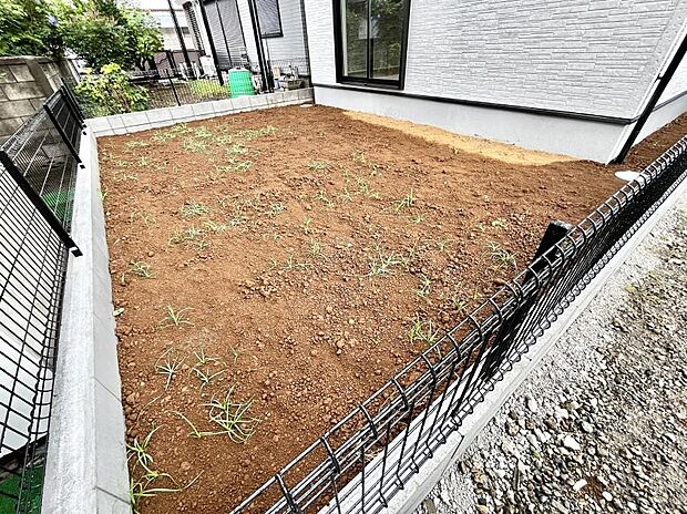 【庭】ガーデニングや家庭菜園も楽しめるお庭付き。
