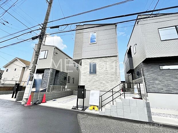 【現地外観写真】シンプルで落ち着きのある建物は住むかたの個性でオリジナルなものになっていきます。 