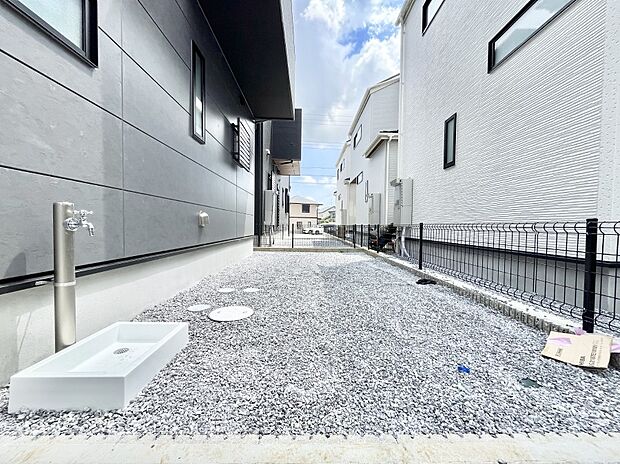 【庭】ガーデニングや家庭菜園も楽しめるお庭付き。