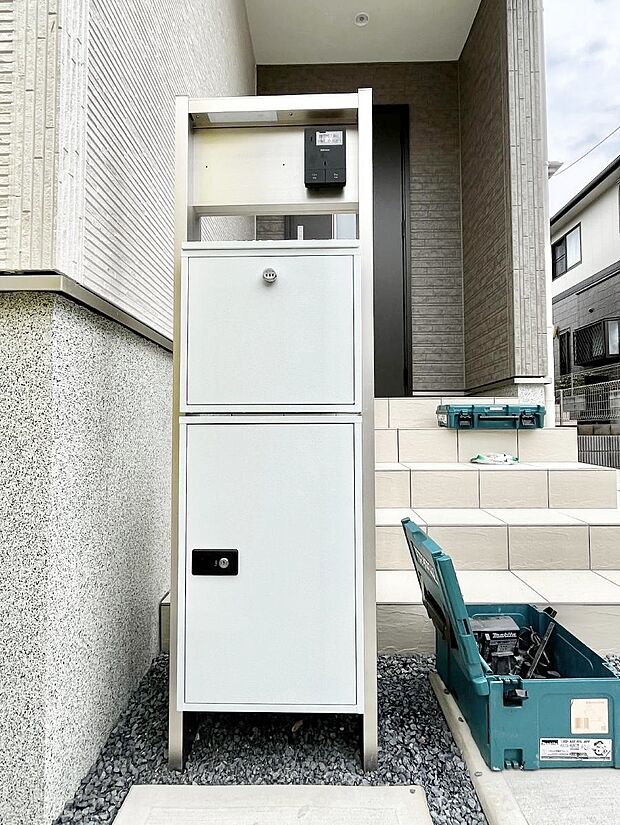 【その他現地】表札・インターホン・ポスト・宅配BOXをひとつに集約。エントランスになじむシンプルデザイン。