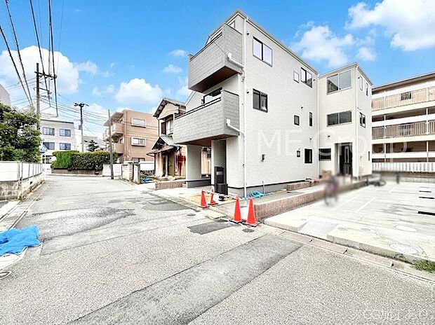 【前面道路含む現地写真】前面道路はきちんと整備されています