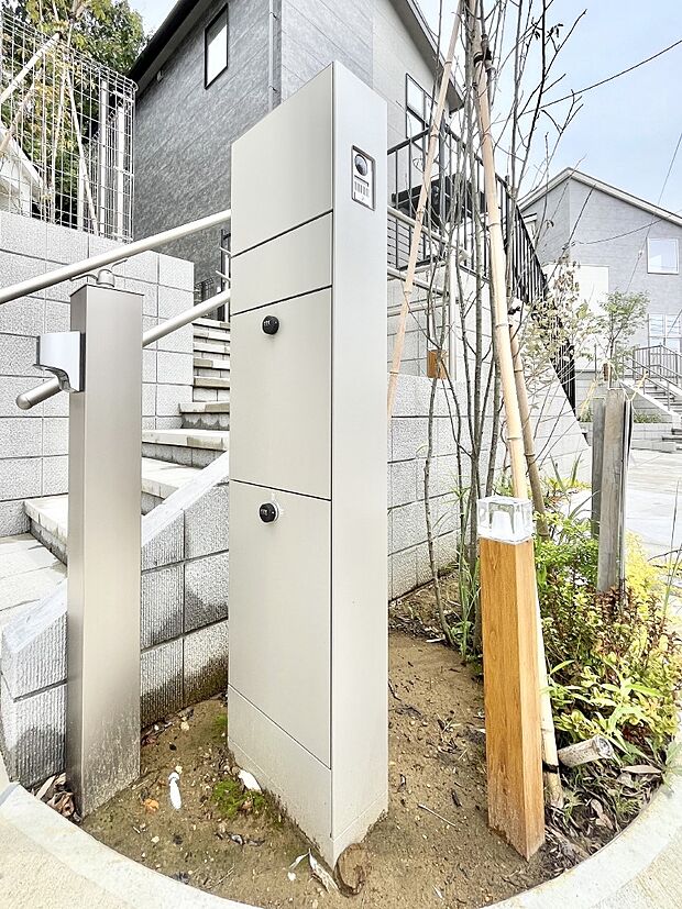 【その他現地】シンプルなデザインのポスト