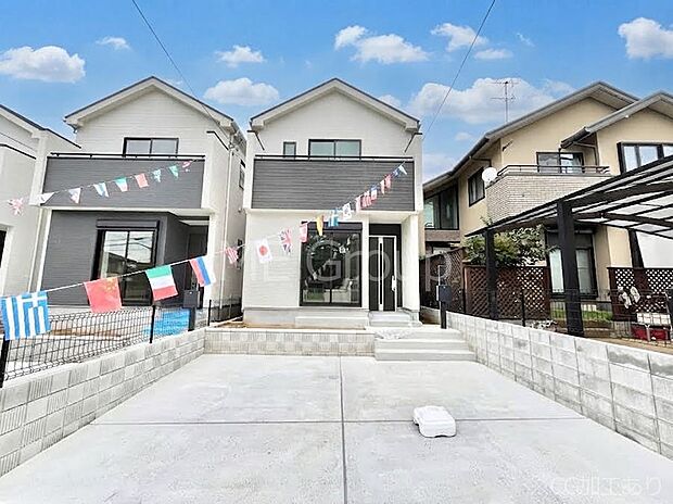【現地外観写真】暮らしやすさと居心地の良さにこだわったシンプルで飽きのこないデザイン ！