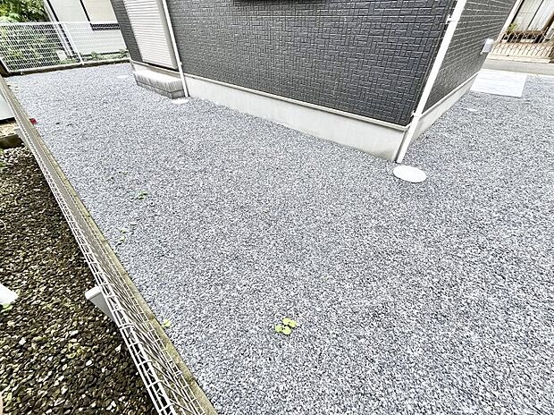 【庭】プランターを並べて季節のお花を楽しめるお庭付き。