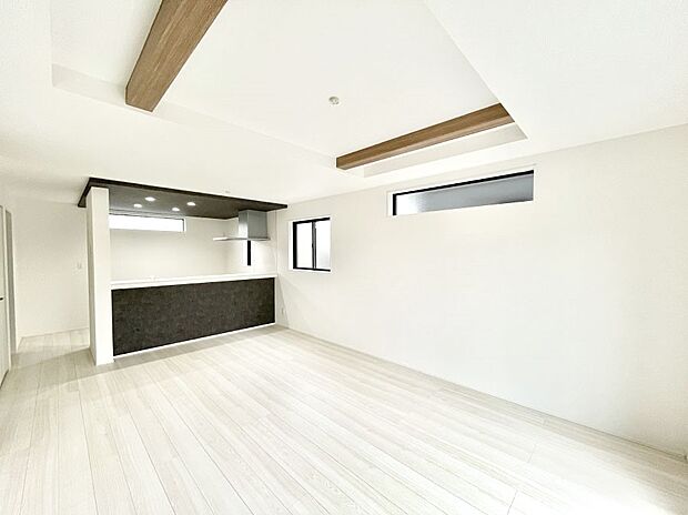 【リビングダイニング】折上天井は立体的な奥行きがあるので、天井が広く見えて開放的な空間を演出できます。