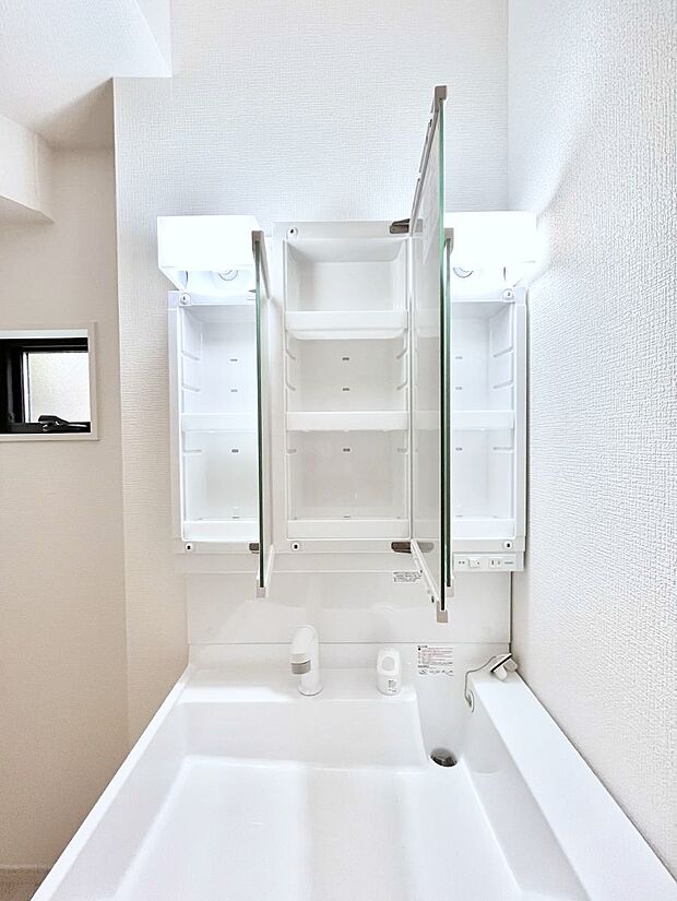 【三面鏡裏収納】三面鏡の裏に、化粧品や衛生用品などを収納可能。洗面台をすっきりと保ちます!
