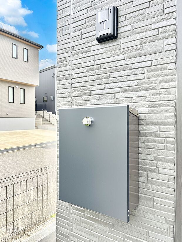 【その他現地】シンプルデザインのポスト。